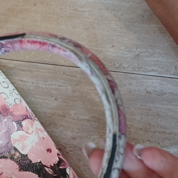 Stunning Guess Signature Floral Hand Bag - Picture 9 of 16